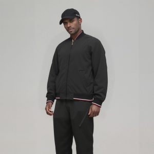 Casaco preto simples com partes vermelhas