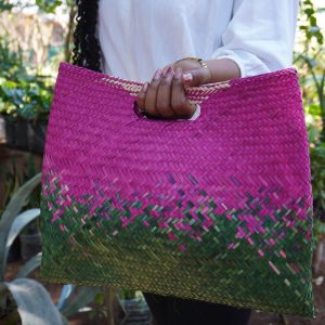 Carteira de palha com design quadrangular