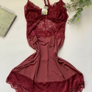 Lingerie vinho com detalhes de renda (T: P-S)