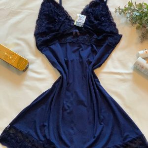 Lingerie azul escuro com detalhes de renda (T: M)