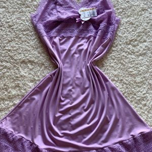 Lingerie lilás com detalhes de renda (T: G-L)
