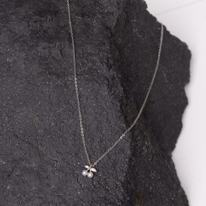 Colar com um pingente em forma de cerejas