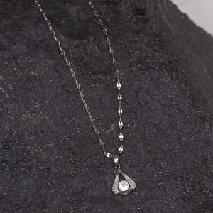 Colar de pingente com design de gota