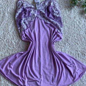 Pijama ou baby doll Malú Confort (roxo com detalhes em renda branca) T:G/L