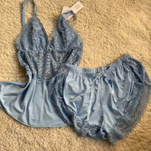 Pijama Malú Confort ( azul claro com detalhes em renda) T:GG/XL