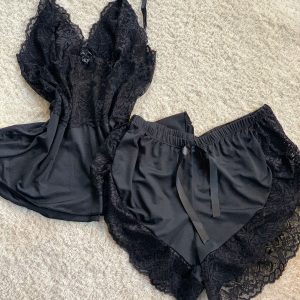 Pijama/baby doll de microfibra ( preta com detalhes em renda) T:GG/XL