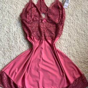 Pijama ou babydoll Malú Confort ( rosa escuro com detalhes em renda) T:GG/XL