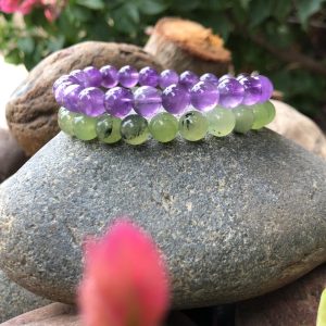 Pulseiras de contas de ametista e prehnita (roxo e verde claro)