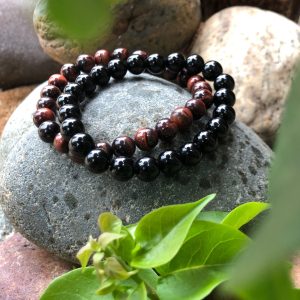 Pulseiras de pedra natural, feita com contas de olho de tigre e obsidiana.