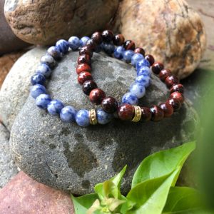 Pulseiras de contas feitas de sodalita e olho de tigre vermelho