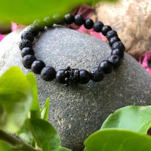 Pulseira de contas de pedras de lava vulcânica e Ônix mate com coroa preta