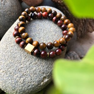 Conjunto de duas pulseiras feitas com pedras olho de tigre vermelho e castanho com separadores dourados inoxidáveis