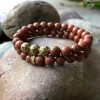 Conjunto de duas pulseiras feitas com sandstone e separadores dourados inoxidáveis