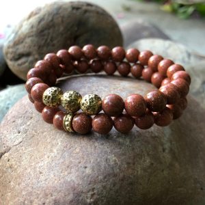 Conjunto de duas pulseiras feitas com sandstone e separadores dourados inoxidáveis